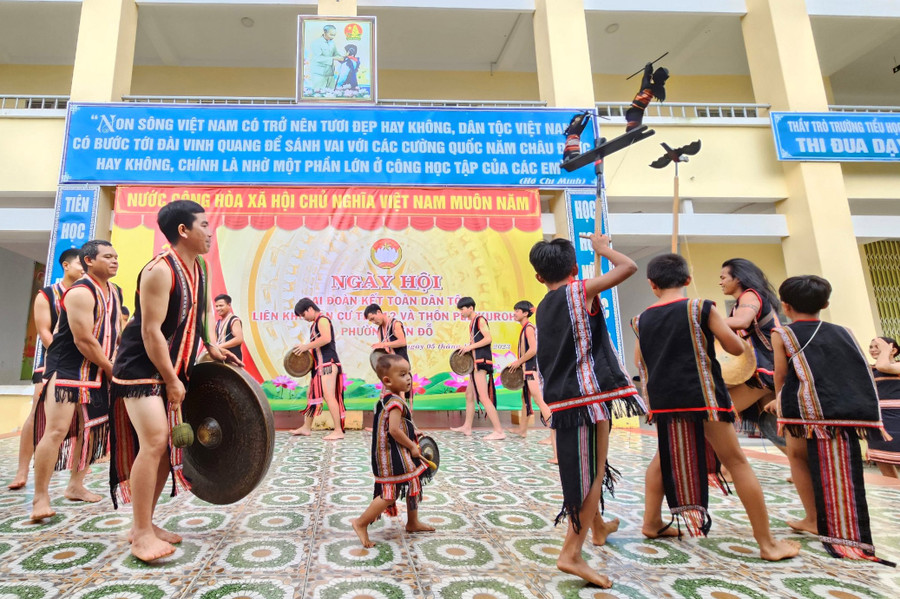 Nhiều tiết mục văn nghệ đặc sắc do người dân chuẩn bị, biểu diễn tại Ngày hội đại đoàn kết liên khu dân cư tổ dân phố 12 và thôn Pleiku Roh (phường Yên Đỗ, TP. Pleiku). Ảnh: Anh Huy