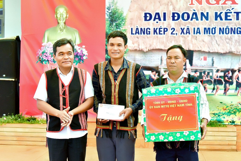 Thay mặt Tỉnh ủy, HĐND, UBND, Ủy ban MTTQ Việt Nam tỉnh, Bí thư Tỉnh ủy Hồ Văn Niên đã tặng quà cho khu dân cư làng Kép 2, xã Ia Mơ Nông (huyện Chư Păh). Ảnh: Đức Thụy