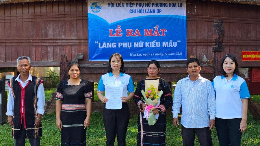 Ra mắt ban chỉ đạo xây dựng làng “phụ nữ kiểu mẫu” tại làng Ơp. Ảnh: Bá Bính Ra mắt ban chỉ đạo xây dựng làng “phụ nữ kiểu mẫu” tại làng Ơp. Ảnh: Bá Bính