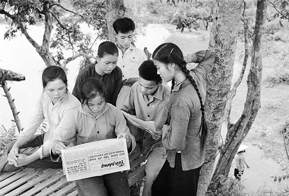 Thanh niên đọc báo Tiền Phong năm 1960