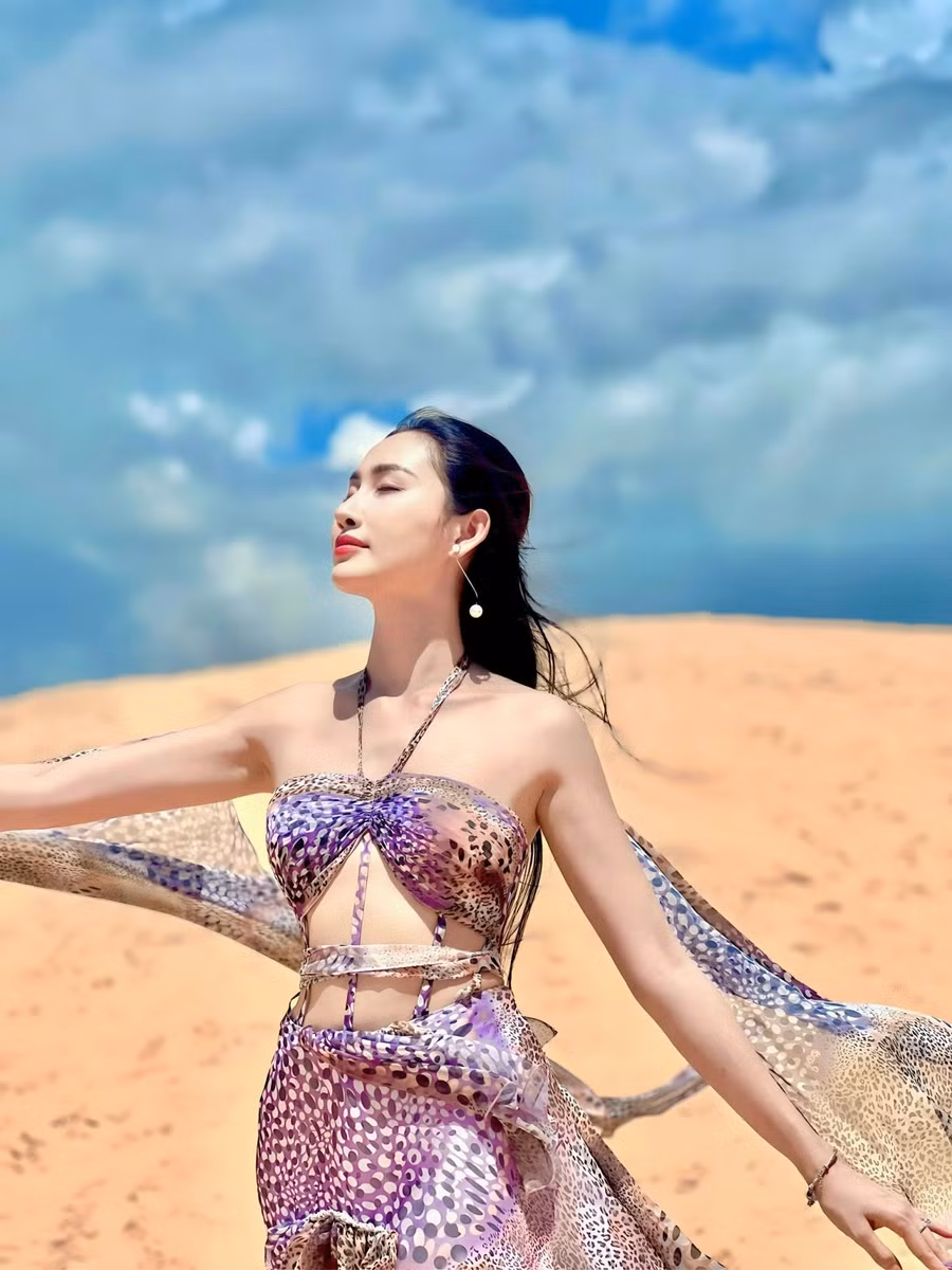 Trong bộ ảnh trên đồi cát, Đoàn Hồng Trang chọn trang phục khỏe khoắn nhưng không kém phần quyến rũ giúp tôn lên hình thể nóng bỏng của mình. Ảnh: NVCC