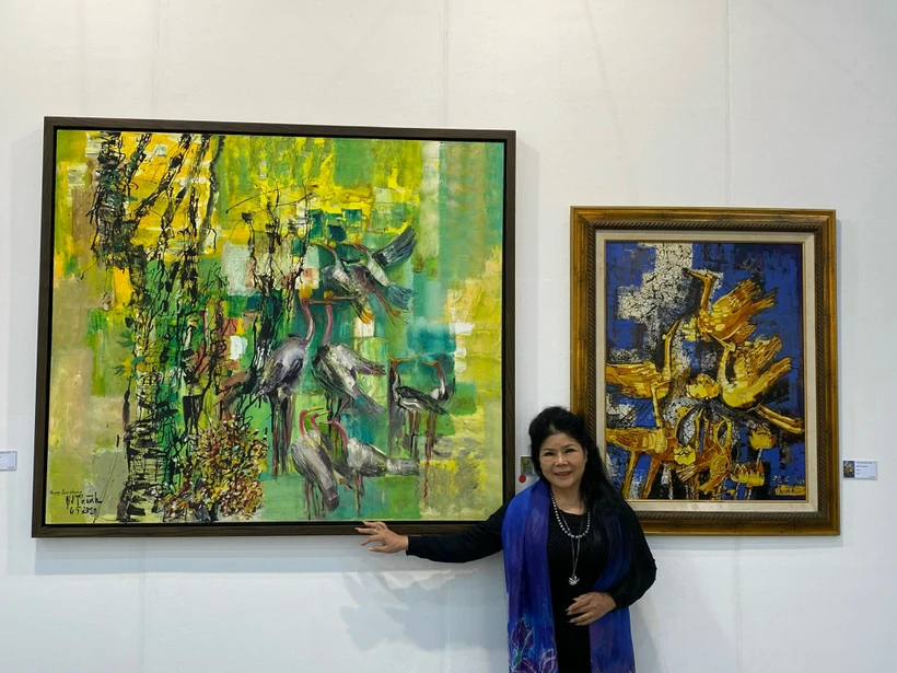 Họa sỹ Văn Dương Thành bên các tác phẩm của mình trong Triển lãm Nghệ thuật Quốc tế Daejeon. Ảnh: PV/Vietnam+ Họa sỹ Văn Dương Thành bên các tác phẩm của mình trong Triển lãm Nghệ thuật Quốc tế Daejeon. Ảnh: PV/Vietnam+