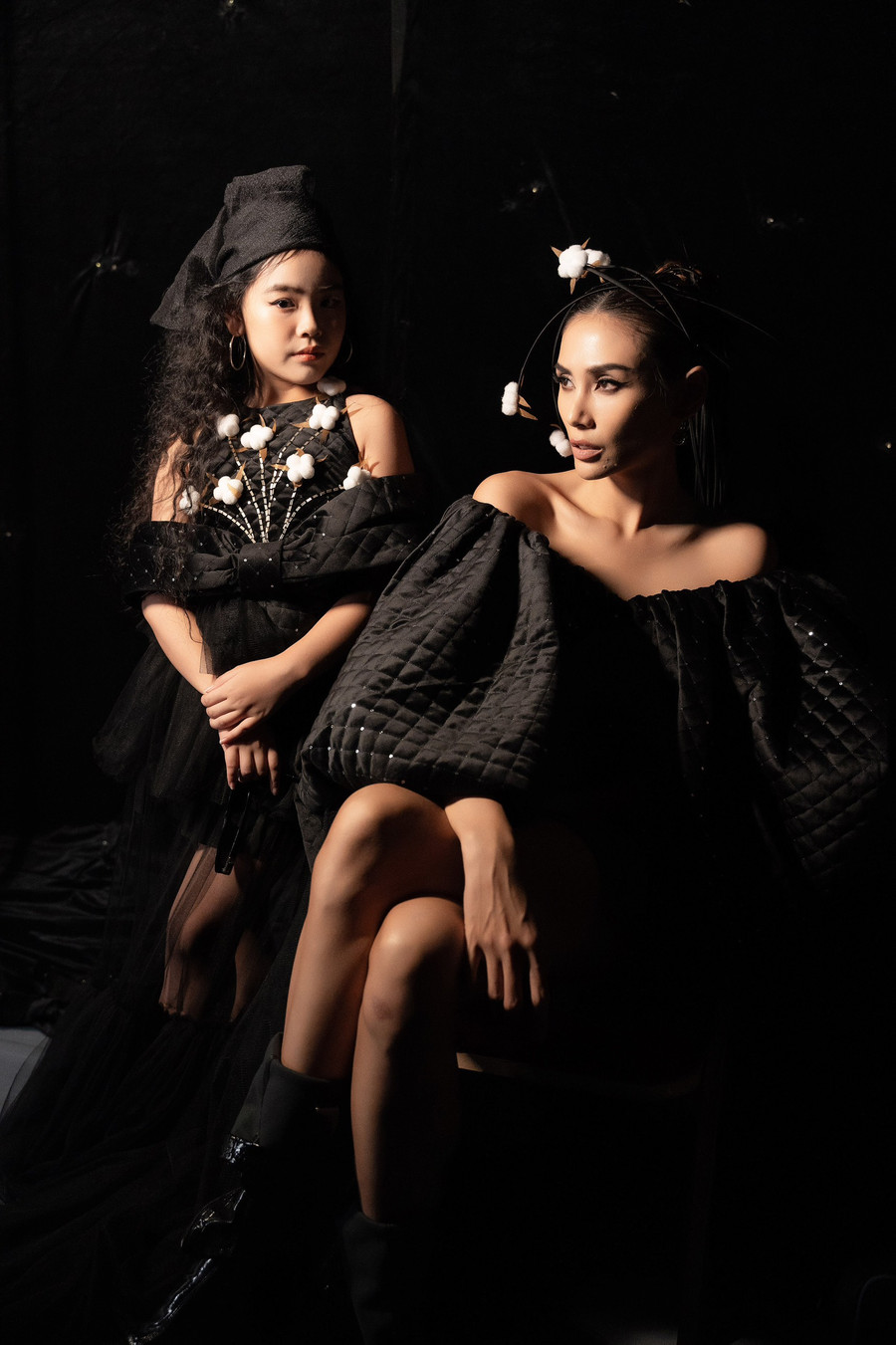 Tại sự kiện, Jenny Bảo Ngọc có màn tạo dáng ấn tượng bên Võ Hoàng Yến. Nữ siêu mẫu đảm nhận vai trò kết màn cho bộ sưu tập Bông với thiết kế đen bí ẩn. Ảnh: NVCC