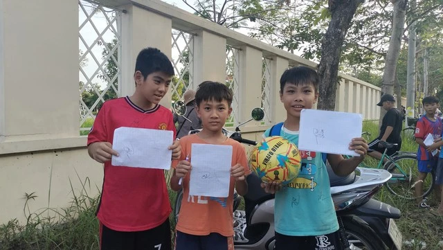 Các fan hâm mộ nhí cũng tận dụng cơ hội đến xem thần tượng và không quên chuẩn bị giấy, bút sẵn sàng xin chữ ký làm kỷ niệm. Ảnh: CÙ HIỀN Các fan hâm mộ nhí cũng tận dụng cơ hội đến xem thần tượng và không quên chuẩn bị giấy, bút sẵn sàng xin chữ ký làm kỷ niệm. Ảnh: CÙ HIỀN