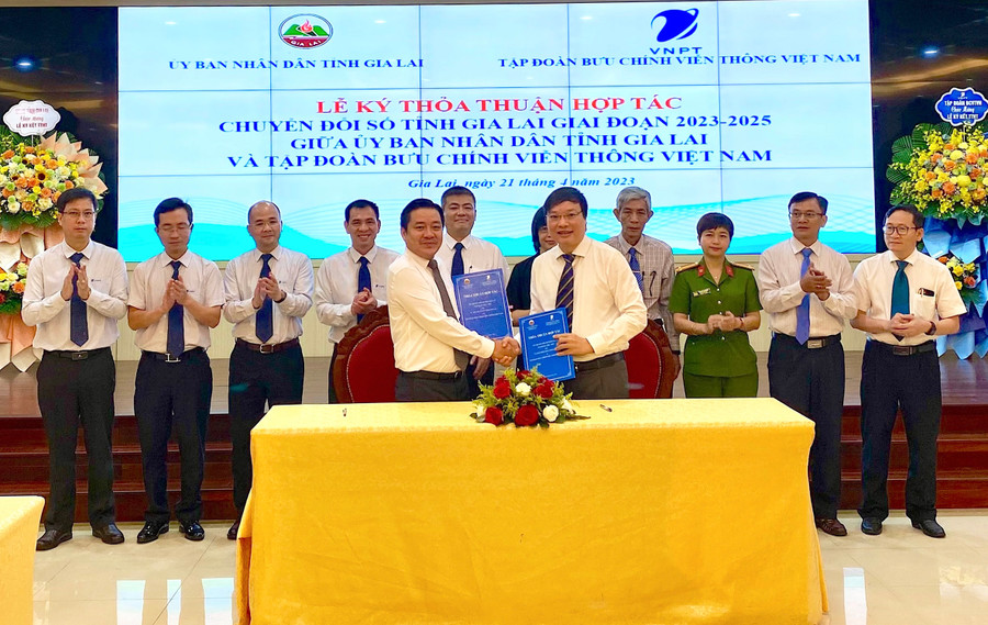 Thay mặt UBND tỉnh, Chủ tịch UBND tỉnh Trương Hải Long (hàng trước, bên phải) ký kết hợp tác chuyển đổi số với Tập đoàn Bưu chính Viễn thông Việt Nam giai đoạn 2023-2025. Ảnh: H.D Thay mặt UBND tỉnh, Chủ tịch UBND tỉnh Trương Hải Long (hàng trước, bên phải) ký kết hợp tác chuyển đổi số với Tập đoàn Bưu chính Viễn thông Việt Nam giai đoạn 2023-2025. Ảnh: H.D