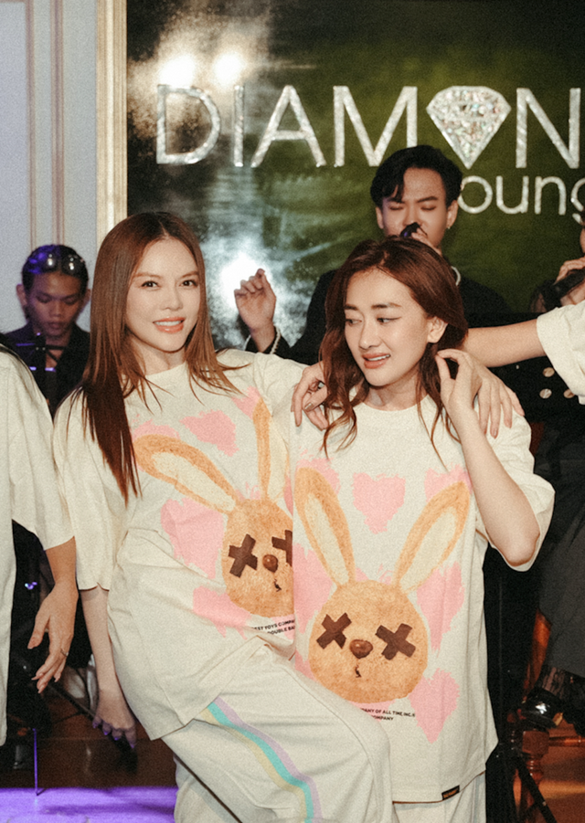 Phương Lan cảm kích trước tình cảm mà Lý Nhã Kỳ dành cho mình. Ảnh: NVCC