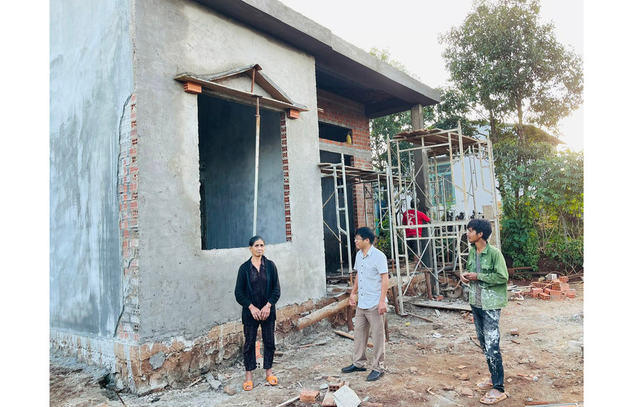 Cùng với nguồn vốn do Nhà nước hỗ trợ, nhiều hộ nghèo tại thị trấn Ia Kha (huyện Ia Grai) đã vay mượn thêm để làm nhà ở khang trang. Ảnh: H.T