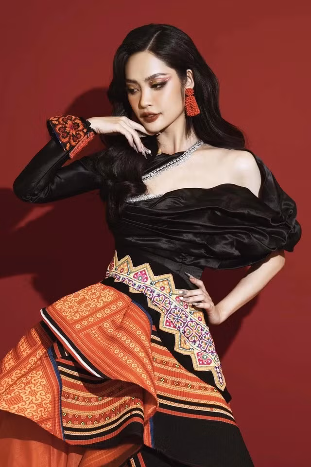 Nông Thúy Hằng sinh năm 1999, quê Hà Giang. Cô từng đăng quang Hoa hậu các dân tộc Việt Nam 2022. Ảnh: NVCC