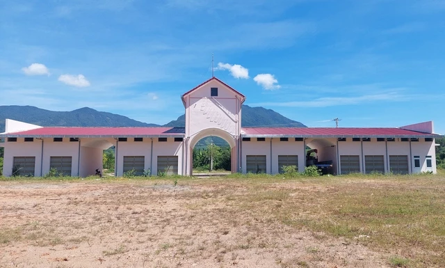 Chợ trung tâm xã Canh Hiệp đang chờ đầu tư xây dựng hoàn thiện để đưa vào sử dụng. Ảnh: HOÀNG TRỌNG Chợ trung tâm xã Canh Hiệp đang chờ đầu tư xây dựng hoàn thiện để đưa vào sử dụng. Ảnh: HOÀNG TRỌNG