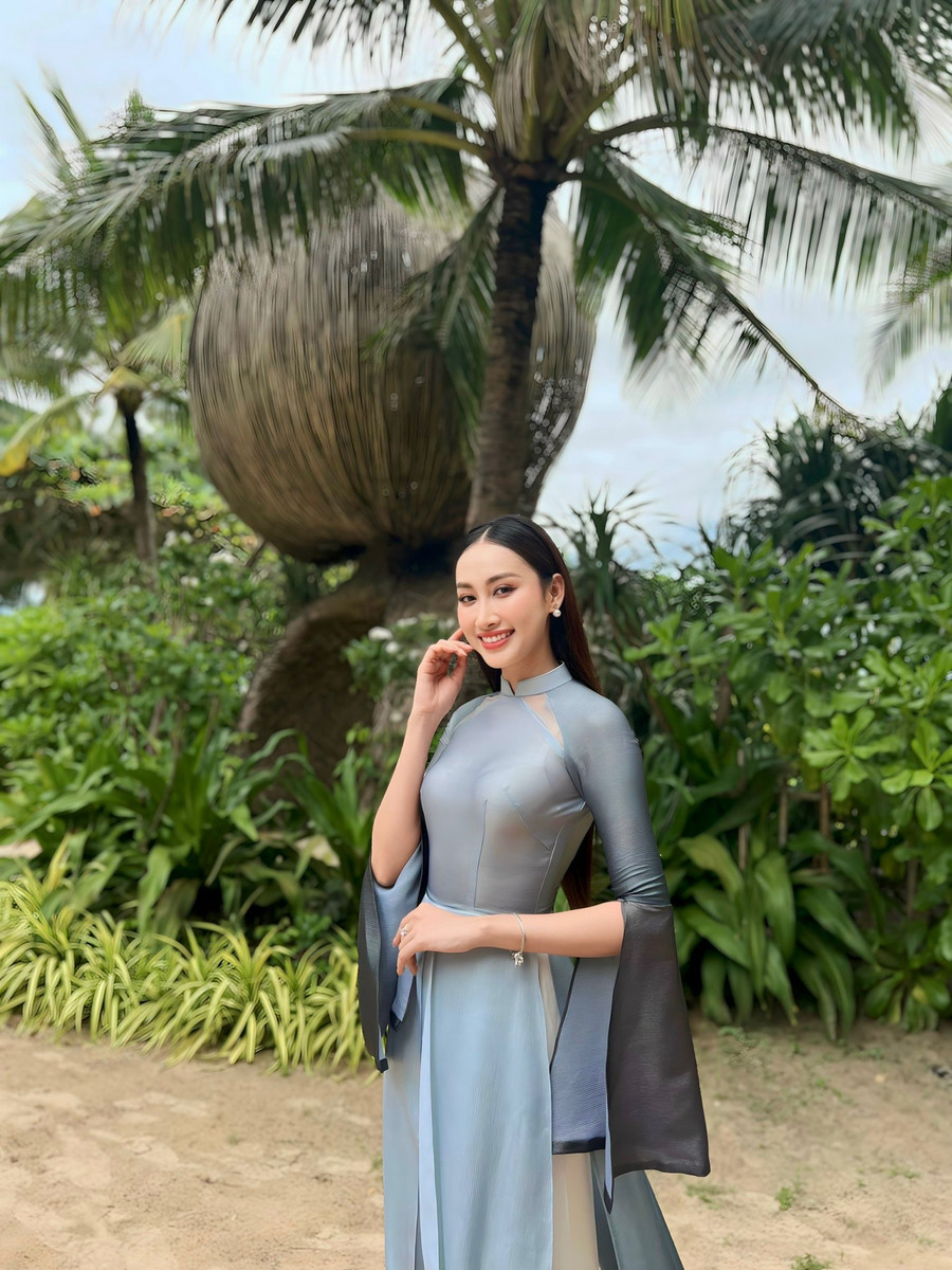 Song song với các hoạt động liên quan đến du lịch, Hoa khôi miền Trung 2016 cũng tự bỏ tiền túi để phát học bổng cho các học sinh ở một số trường cấp 1, cấp 2 và cấp 3 tại Bình Thuận. Cô mong rằng sự giúp đỡ của mình sẽ giúp nhiều học sinh hoàn thành việc học và có động lực xây dựng tương lai. Ảnh: NVCC Song song với các hoạt động liên quan đến du lịch, Hoa khôi miền Trung 2016 cũng tự bỏ tiền túi để phát học bổng cho các học sinh ở một số trường cấp 1, cấp 2 và cấp 3 tại Bình Thuận. Cô mong rằng sự giúp đỡ của mình sẽ giúp nhiều học sinh hoàn thành việc học và có động lực xây dựng tương lai. Ảnh: NVCC