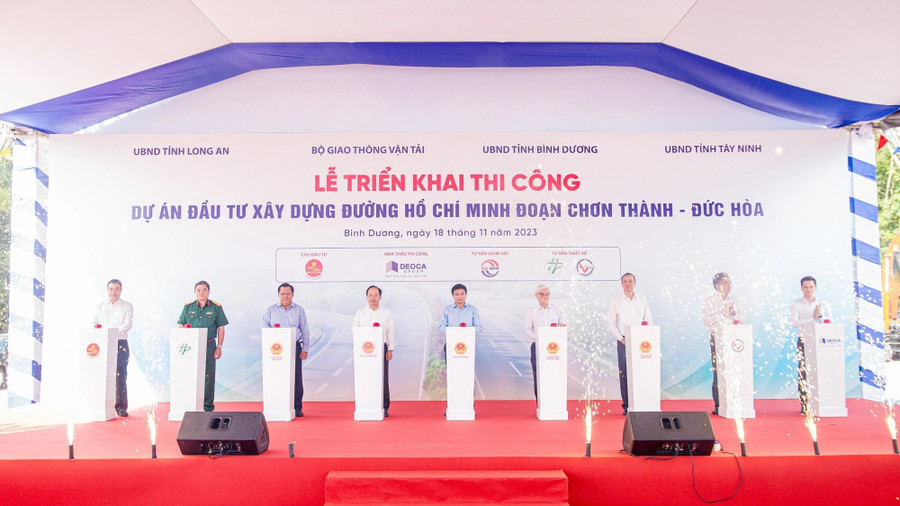 Nghi thức triển khai thi công đường Hồ Chí Minh. Ảnh: C.T.V Nghi thức triển khai thi công đường Hồ Chí Minh. Ảnh: C.T.V