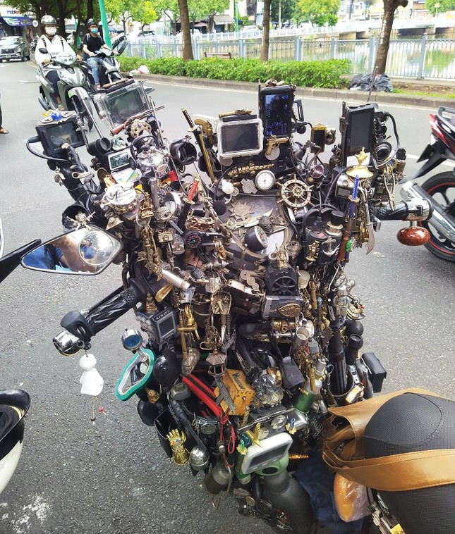 Chiếc xe máy của người mê đồ cũ. Ảnh: T.N.A