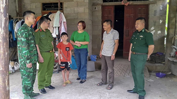 Cán bộ, chiến sĩ Công an thường xuyên xuống gặp gỡ người dân trong xóm biên giới để tuyên truyền pháp luật