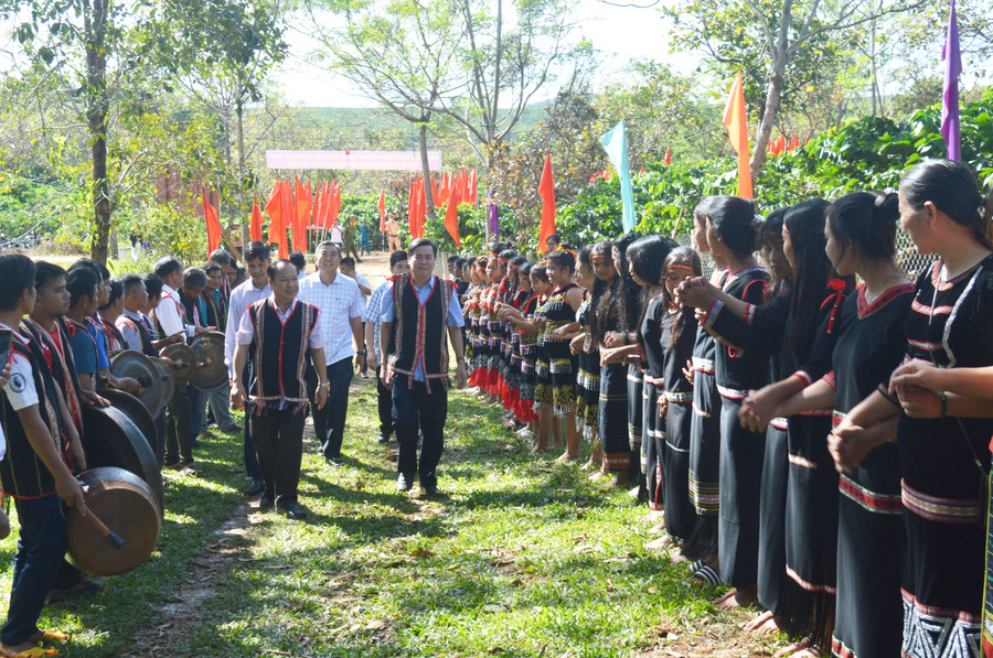 Người dân làng Ghè vui mừng, chào đón lãnh đạo tỉnh, huyện và các đơn vị về dự Ngày hội Đại đoàn kết toàn dân tộc. Ảnh: P.D Người dân làng Ghè vui mừng, chào đón lãnh đạo tỉnh, huyện và các đơn vị về dự Ngày hội Đại đoàn kết toàn dân tộc. Ảnh: P.D