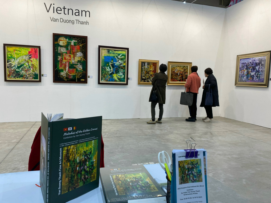 Khách tham quan triển lãm. Ảnh: PV/Vietnam+ Khách tham quan triển lãm. Ảnh: PV/Vietnam+