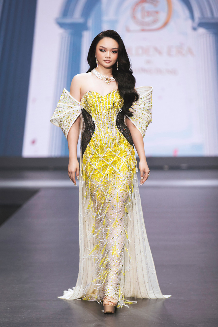 Dàn Hoa, Á hậu trình diễn trong show của nhà thiết kế Lê Long Dũng - Ảnh 6. Á hậu 3 Miss Universe Canada 2023 Đỗ Hoàng Kim cũng gây ấn tượng với những bước đi uyển chuyển. Cô sinh năm 2002, là sinh viên ngành truyền thông ở Đại học Mount Royal. Ba mẹ cô đều là người Việt Nam và đang sinh sống tại thành phố Calgary (Canada). Ảnh: NVCC