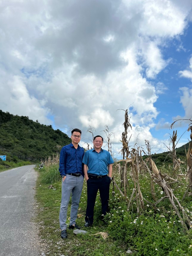 Tác giả và một bạn trẻ đồng hành trên cung đường Mèo Vạc. Ảnh: Quang Định Tác giả và một bạn trẻ đồng hành trên cung đường Mèo Vạc. Ảnh: Quang Định