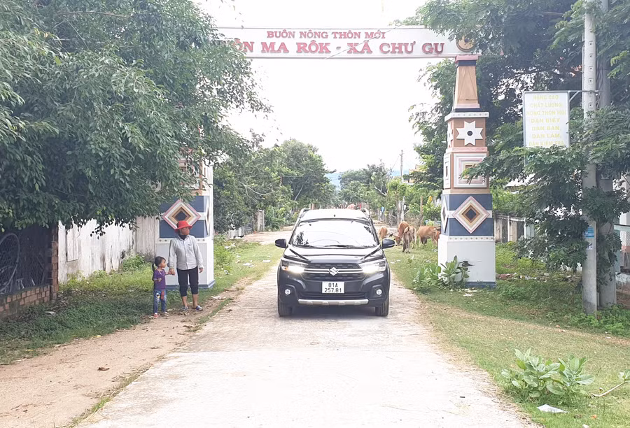 Hệ thống đường giao thông thôn Tập đoàn 4+5 (buôn Ma Rôk cũ; xã Chư Gu, huyện Krông Pa) được đầu tư bài bản, thuận tiện cho người dân đi lại. Ảnh: Lê Nam