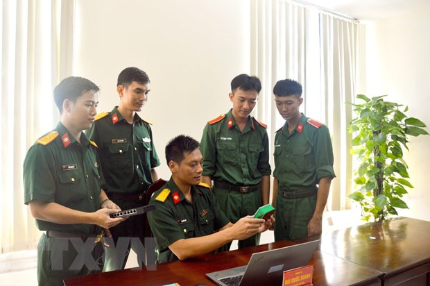 Trung tá, Tiến sỹ Bùi Quốc Doanh hướng dẫn tính năng, khai thác sử dụng Thiết bị bảo mật trong mạng WAN cho cán bộ, giảng viên, học viên. Ảnh: TTXVN phát Trung tá, Tiến sỹ Bùi Quốc Doanh hướng dẫn tính năng, khai thác sử dụng Thiết bị bảo mật trong mạng WAN cho cán bộ, giảng viên, học viên. Ảnh: TTXVN phát