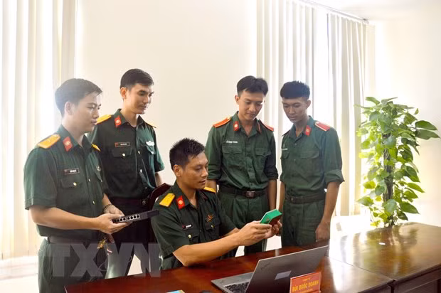 Trung tá, Tiến sỹ Bùi Quốc Doanh hướng dẫn tính năng, khai thác sử dụng Thiết bị bảo mật trong mạng WAN cho cán bộ, giảng viên, học viên. Ảnh: TTXVN phát