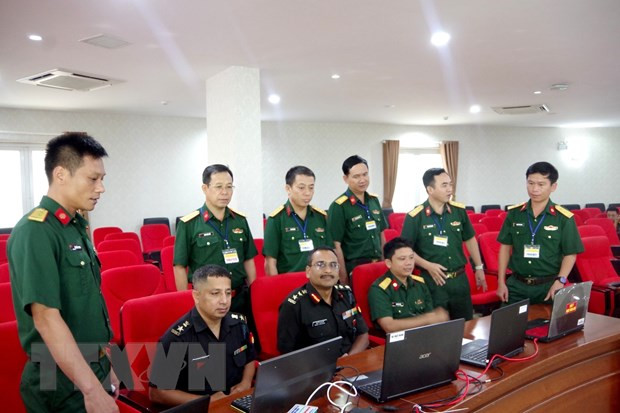 Trung tá, Tiến sỹ Bùi Quốc Doanh (ngoài cùng bên trái) cùng nhóm cộng sự báo cáo đề tài trước Hội đồng Nghiệm thu Đề tài cấp trường. Ảnh: TTXVN phát