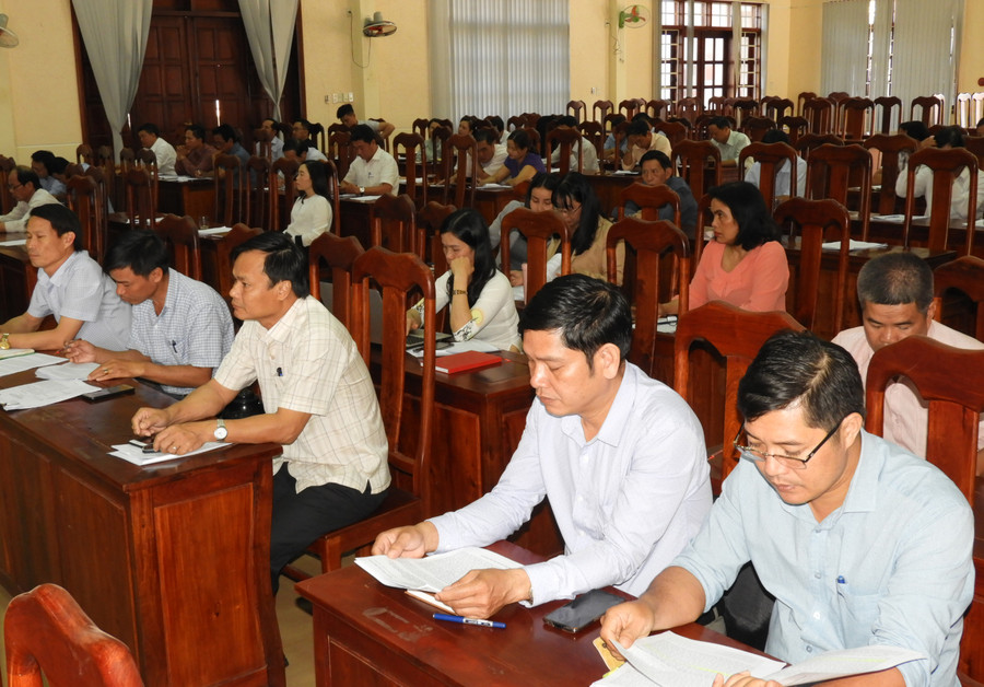 Cán bộ chủ chốt huyện Chư Pưh nghe phổ biến các văn bản quy định mới về công tác xây dựng Đảng. Ảnh: Thanh Nhật