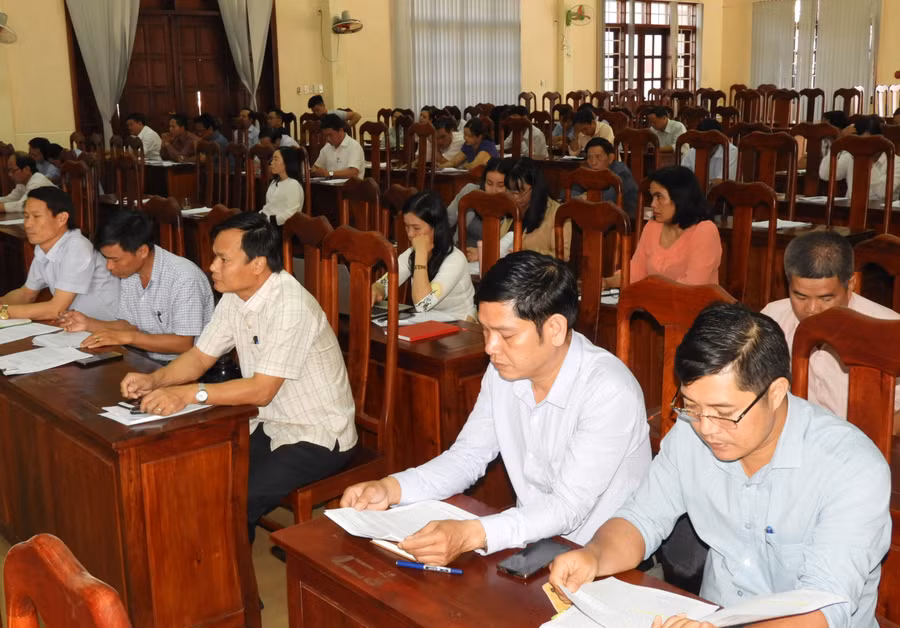 Cán bộ chủ chốt huyện Chư Pưh nghe phổ biến các văn bản quy định mới về công tác xây dựng Đảng. Ảnh: Thanh Nhật