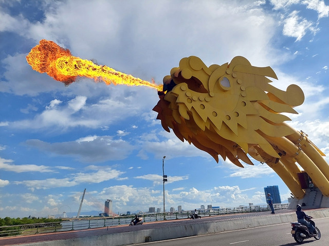 Giữa trưa, cầu Rồng phun lửa thử nghiệm trước đêm trình diễn chính thức vào thứ sáu, thứ bảy và chủ nhật hằng tuần. Ảnh: HOÀNG SƠN 'Biệt đội' chăm sóc những cây cầu - Ảnh 1.