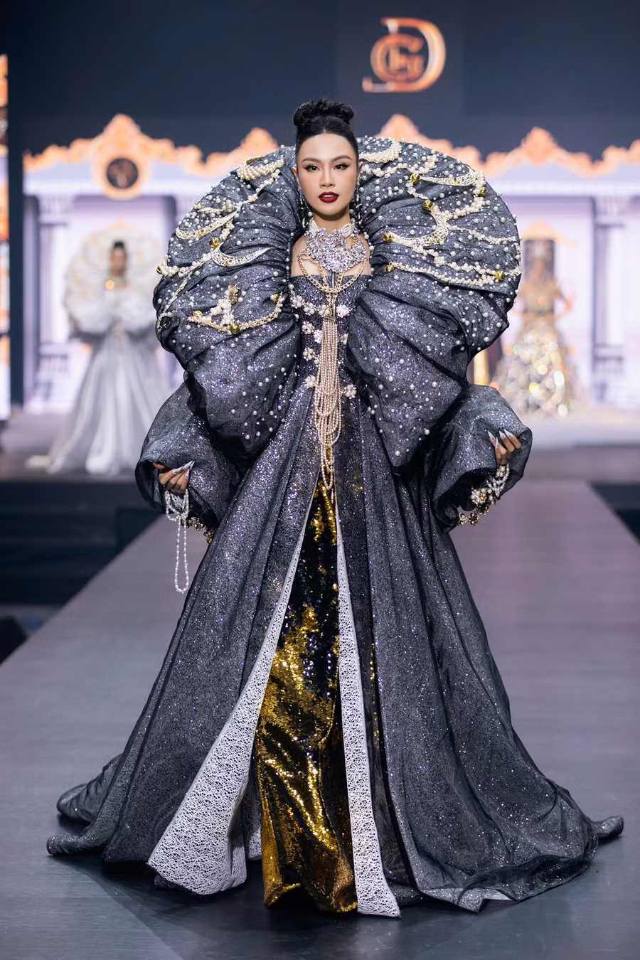 Dàn Hoa, Á hậu trình diễn trong show của nhà thiết kế Lê Long Dũng - Ảnh 9. Á hậu Thủy Tiên thu hút ánh nhìn với thần thái sang trọng. Hiện tại, cô đang làm host cho chương trình Shark Tank Vietnam 2023. Ảnh: NVCC