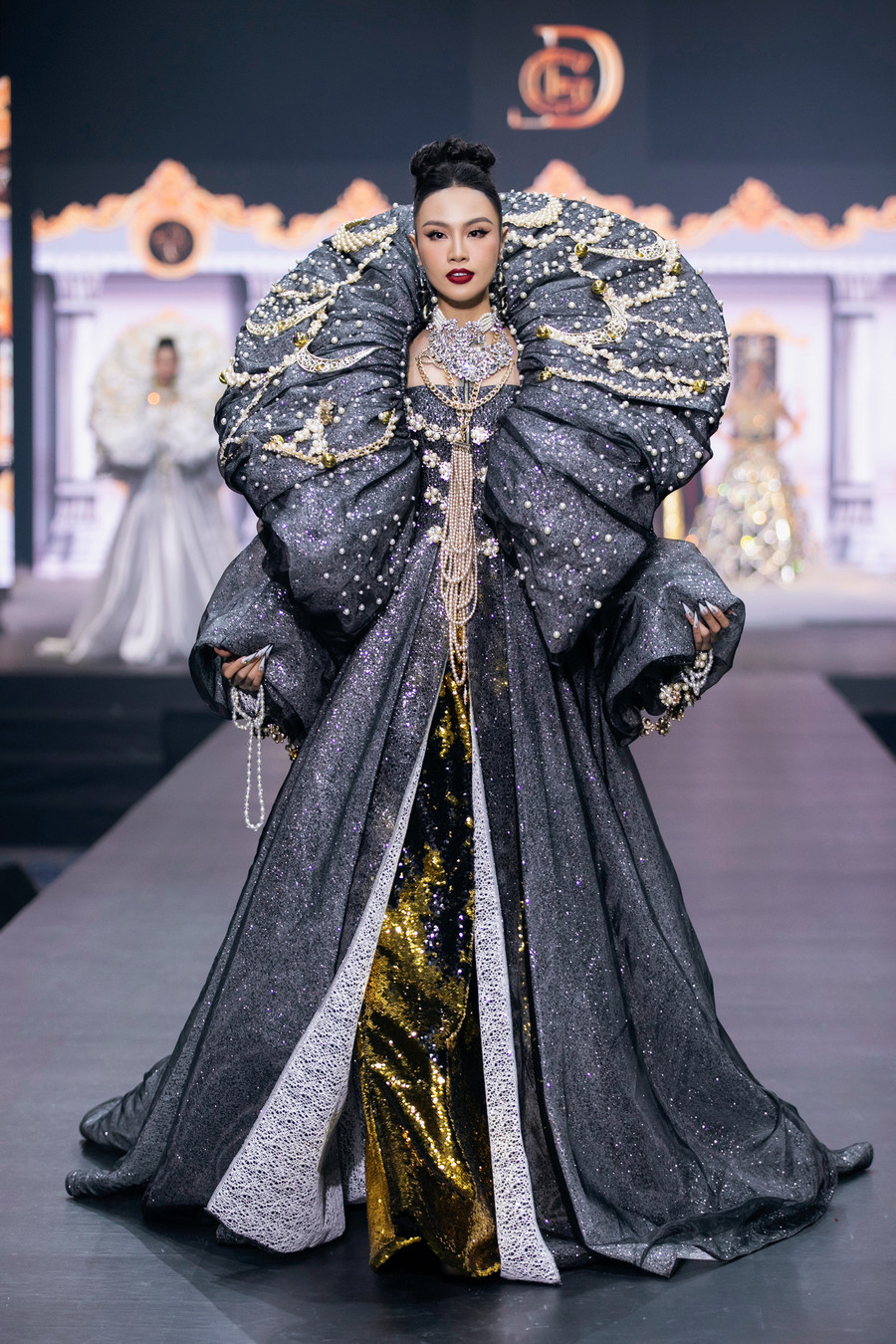 Dàn Hoa, Á hậu trình diễn trong show của nhà thiết kế Lê Long Dũng - Ảnh 9. Á hậu Thủy Tiên thu hút ánh nhìn với thần thái sang trọng. Hiện tại, cô đang làm host cho chương trình Shark Tank Vietnam 2023. Ảnh: NVCC