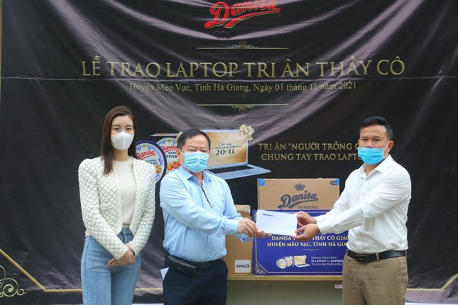 Trao laptop cho đại diện Phòng Giáo dục huyện Mèo Vạc tại chốt kiểm dịch ngày 1/11/2021. Ảnh: Sĩ Lực Trao laptop cho đại diện Phòng Giáo dục huyện Mèo Vạc tại chốt kiểm dịch ngày 1/11/2021. Ảnh: Sĩ Lực