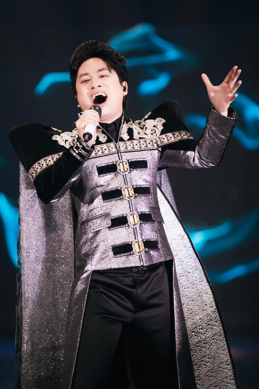 Dàn Hoa, Á hậu trình diễn trong show của nhà thiết kế Lê Long Dũng - Ảnh 14. Ca sĩ Tùng Dương trình diễn thăng hoa cùng các người mẫu. Ảnh: NVCC