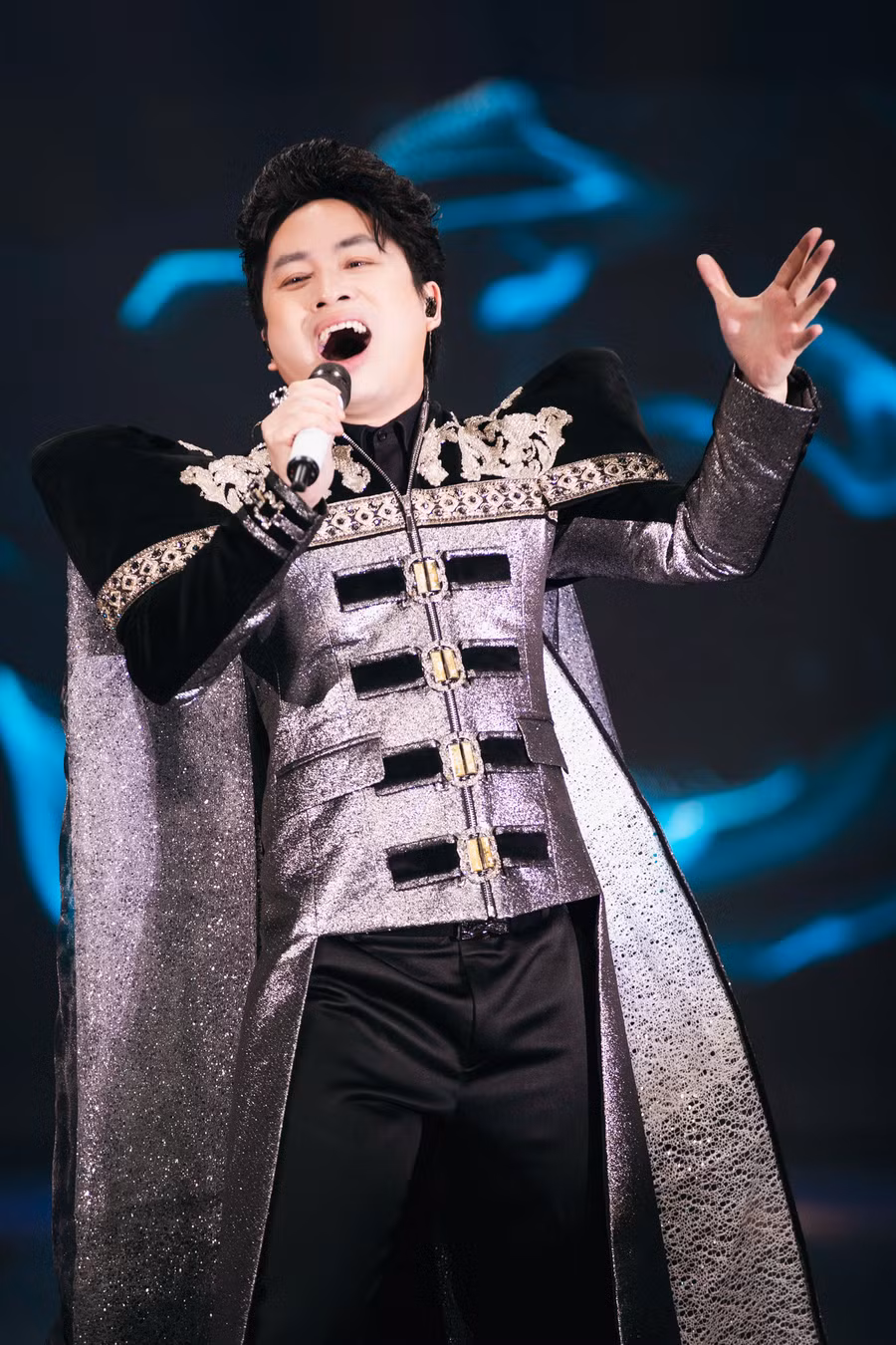 Ca sĩ Tùng Dương trình diễn thăng hoa cùng các người mẫu. Ảnh: NVCC