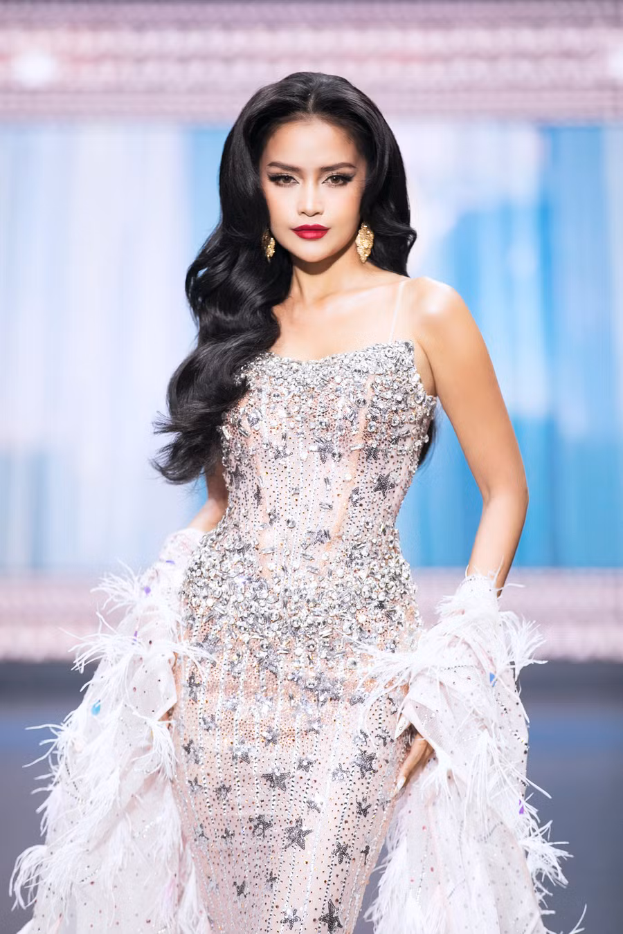 Dàn Hoa, Á hậu trình diễn trong show của nhà thiết kế Lê Long Dũng - Ảnh 4. Tiếp sau đó, Hoa hậu Ngọc Châu xuất hiện lộng lẫy với trang phục dạ hội nằm trong bộ sưu tập Evening Gown. Hiện tại, ngoài làm người mẫu, cô còn là host của chương trình truyền hình thực tế Miss Cosmo Vietnam 2023. Ảnh: NVCC