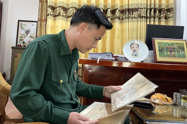 Ông Phan Trọng Lộc – Giám đốc Khu di tích lịch sử Quốc gia Truông Bồn lần giở những cánh thư của liệt sĩ Hoàng Kim Giao