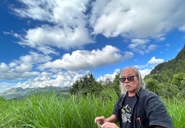 Lão bút Xuân Ba sững sờ trước núi non, mây trời, cỏ cây Mèo Vạc. Ảnh: Lê Xuân Sơn Lão bút Xuân Ba sững sờ trước núi non, mây trời, cỏ cây Mèo Vạc. Ảnh: Lê Xuân Sơn