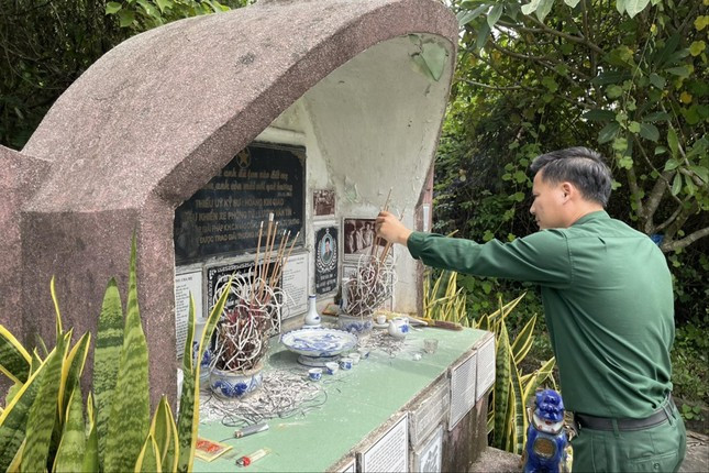 Ngôi mộ của liệt sĩ Hoàng Kim Giao và liệt sĩ Lương Văn Tín