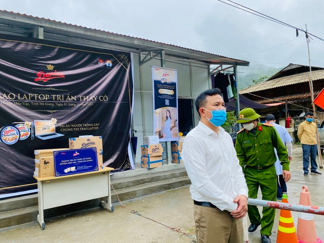 Khung cảnh nơi làm lễ trao laptop đáng nhớ nơi ranh giới hai tỉnh Cao Bằng – Hà Giang hai năm trước. Ảnh: Lê Xuân Sơn Khung cảnh nơi làm lễ trao laptop đáng nhớ nơi ranh giới hai tỉnh Cao Bằng – Hà Giang hai năm trước. Ảnh: Lê Xuân Sơn
