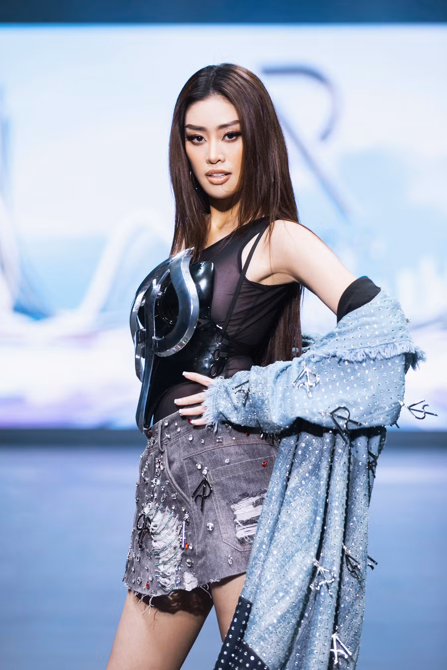 Mở màn cho show diễn là bộ sưu tập mang tên Are you ready? Ready I am. Hoa hậu Khánh Vân đảm nhận vị trí vedette ở màn trình diễn này. Được biết, đây là những mẫu trang phục có tính ứng dụng cao của Lê Long Dũng và Thân Nguyễn An Kha. Ảnh: NVCC