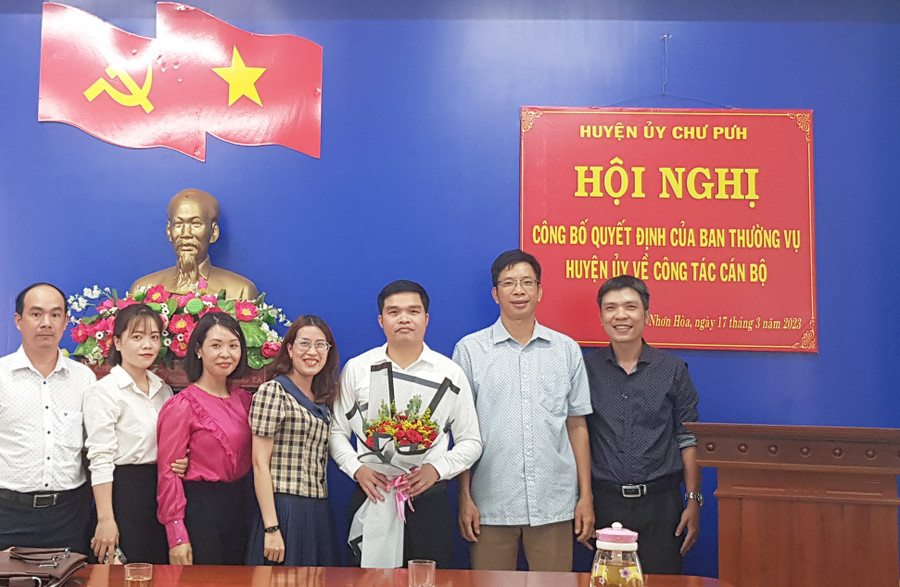 Trao quyết định của Ban Thường vụ Huyện ủy Chư Pưh về công tác cán bộ. Ảnh: T.N