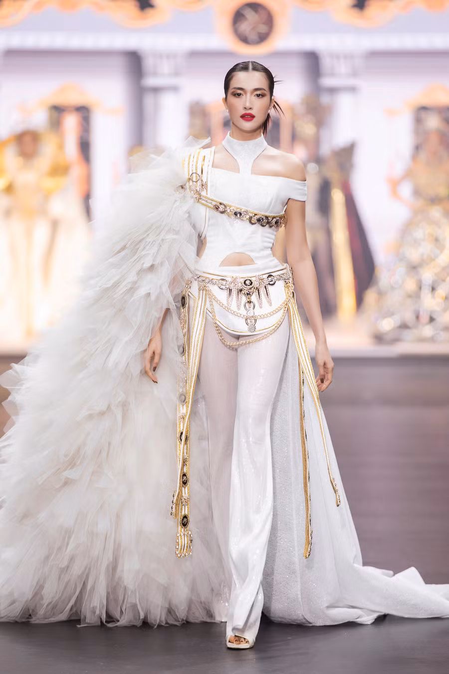 Dàn Hoa, Á hậu trình diễn trong show của nhà thiết kế Lê Long Dũng - Ảnh 12. Á hậu Lệ Hằng khoe thần thái sang trọng trong một thiết kế cầu kỳ của Lê Long Dũng và Thân Nguyễn An Kha. Ảnh: NVCC