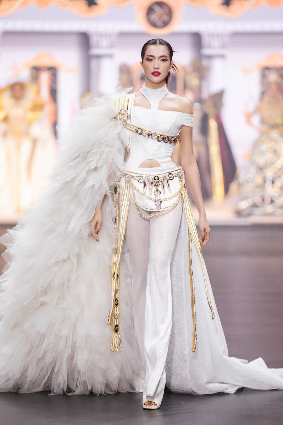 Dàn Hoa, Á hậu trình diễn trong show của nhà thiết kế Lê Long Dũng - Ảnh 12. Á hậu Lệ Hằng khoe thần thái sang trọng trong một thiết kế cầu kỳ của Lê Long Dũng và Thân Nguyễn An Kha. Ảnh: NVCC