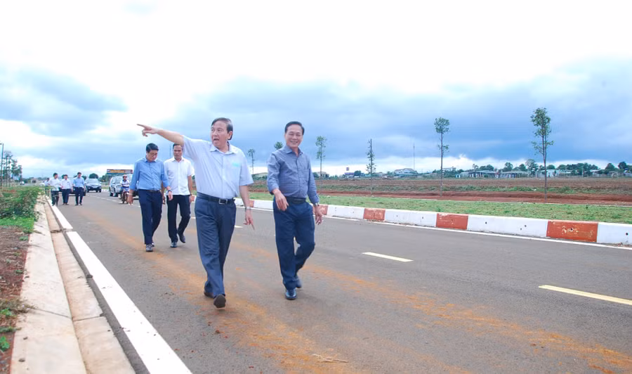 Chủ đầu tư và các doanh nghiệp đến tham quan tìm hiểu về mặt bằng, tiến độ thi công hoàn thiện hạ tầng tại Dự án Khu Công nghiệp Nam Pleiku. Ảnh: Minh Nguyễn