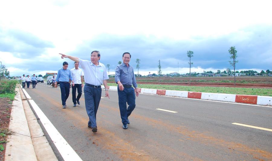 Chủ đầu tư và các doanh nghiệp đến tham quan tìm hiểu về mặt bằng, tiến độ thi công hoàn thiện hạ tầng tại Dự án Khu Công nghiệp Nam Pleiku. Ảnh: Minh Nguyễn