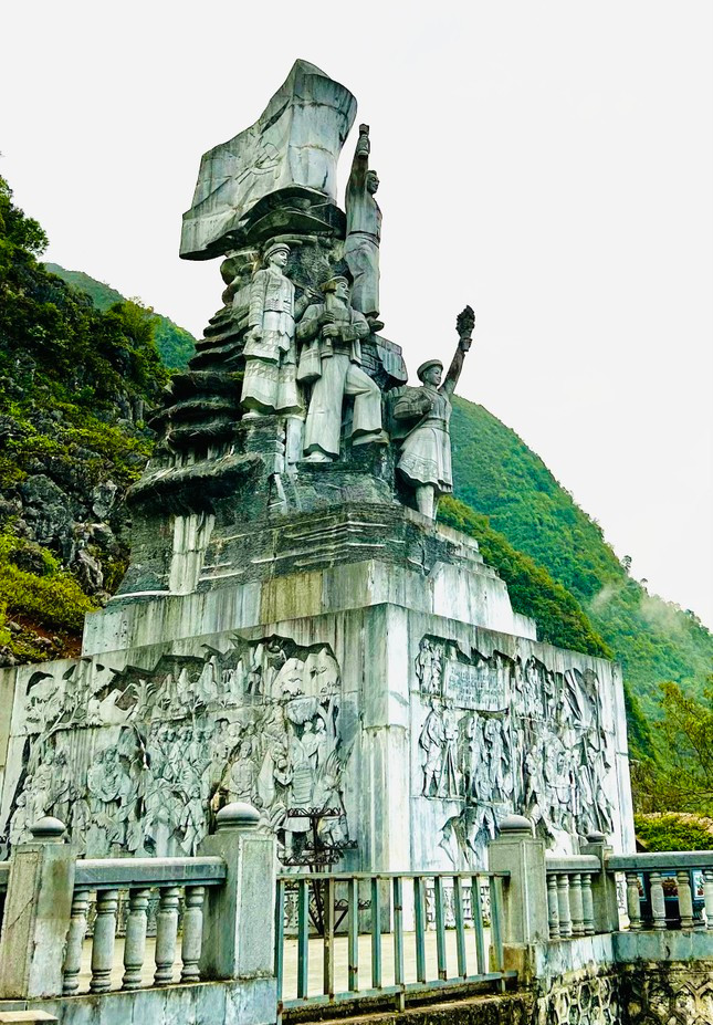 Tượng đài Thanh niên Xung phong xây dựng Con đường Hạnh phúc. Ảnh: Lê Xuân Sơn