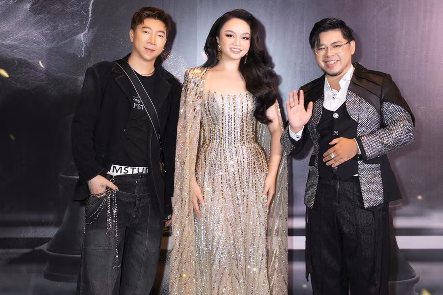 Mới đây, show diễn Golden Era kỷ niệm 10 năm làm nghề của nhà thiết kế Lê Long Dũng (bên phải) chính thức diễn ra với sự góp mặt của nhiều hoa hậu, á hậu. Trong ảnh, Á hậu 3 Miss Universe Canada 2023 Đỗ Hoàng Kim cũng có mặt để chúc mừng nam nhà thiết kế này. Ảnh: NVCC