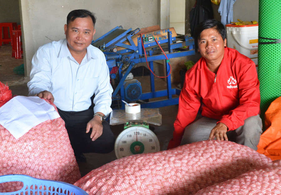 Ông Nguyễn Công Vụ (bìa trái)-Chủ tịch Hội Nông dân xã Ia Pếch và anh Trần Ngọc Minh trao đổi chất lượng xuất kén tằm. Ảnh: Hoàng Cư Ông Nguyễn Công Vụ (bìa trái)-Chủ tịch Hội Nông dân xã Ia Pếch và anh Trần Ngọc Minh trao đổi chất lượng xuất kén tằm. Ảnh: Hoàng Cư