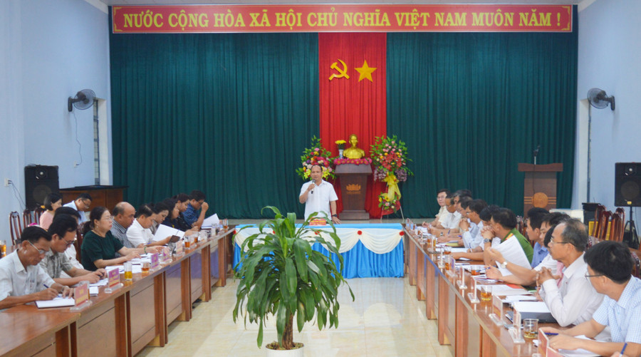 Đoàn công tác của tỉnh làm việc với Ban Thường vụ Đảng ủy xã Ia Kla. Ảnh: Phương Dung Đoàn công tác của tỉnh làm việc với Ban Thường vụ Đảng ủy xã Ia Kla. Ảnh: Phương Dung