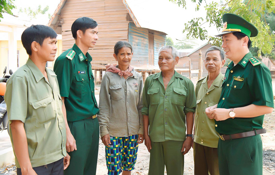 Lực lượng Bộ đội Biên phòng tuyên truyền, vận động người dân không nghe lời kẻ xấu xúi giục vượt biên. Ảnh: Đ.T