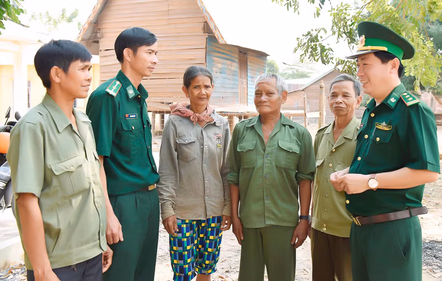 Lực lượng Bộ đội Biên phòng tuyên truyền, vận động người dân không nghe lời kẻ xấu xúi giục vượt biên. Ảnh: Đ.T